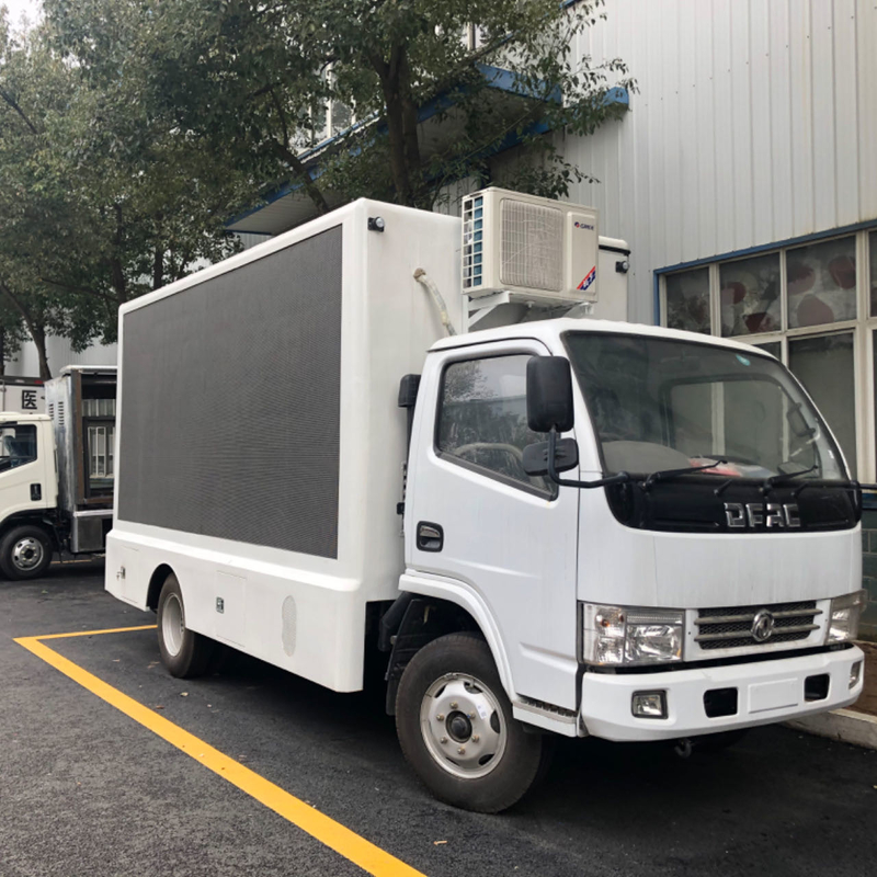 Dongfeng 4x2 под управлением мобильного грузовика со стеклянным осветительным коробком и наружным светодиодным экраном для рекламы