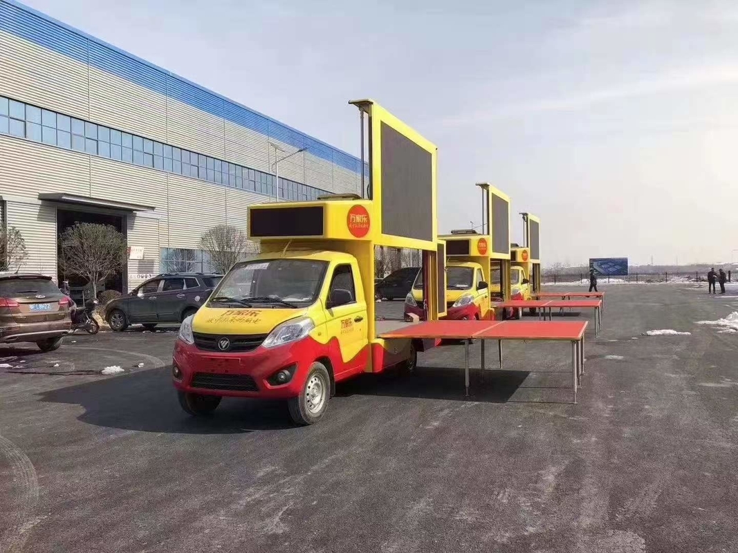 Малый рекламный автомобиль бренда Foton с установленным светодиодным дисплеем Euro 6 Led Mobile Digital Advertising Sign Trailer